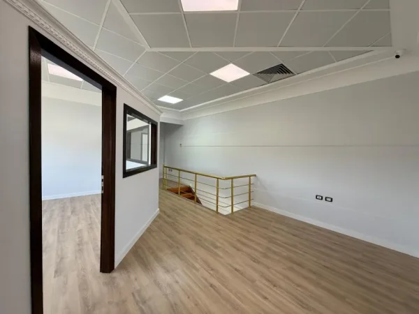 Tirane, jepet me qera magazine Kati 0, 750 m² 2.625 € (Prush)