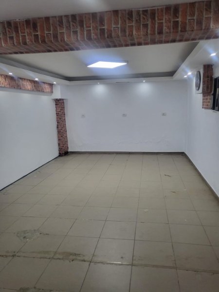 Tirane, jepet me qera ambjent biznesi Kati 0, 85 m² 450 € (Komuna e Parisit)