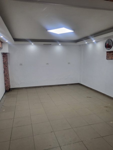 Tirane, jepet me qera ambjent biznesi Kati 0, 85 m² 450 € (Komuna e Parisit)