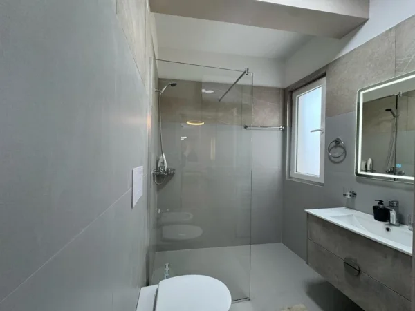 Tirane, jepet me qera apartament 2+1 , 100 m² 700 € 