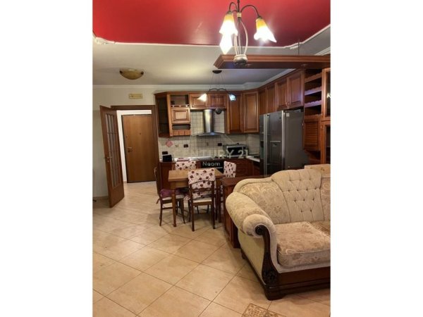 Tirane, jepet me qera apartament 3+1+Ballkon Kati 5, 132 m² 900 € (Komuna e Parisit)
