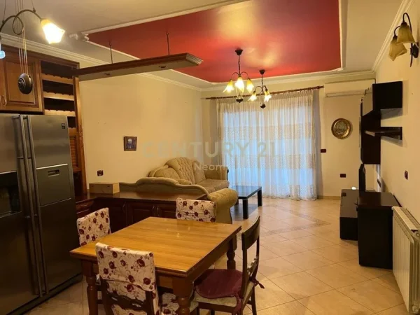 Tirane, jepet me qera apartament 3+1+Ballkon Kati 5, 132 m² 900 € (Komuna e Parisit)