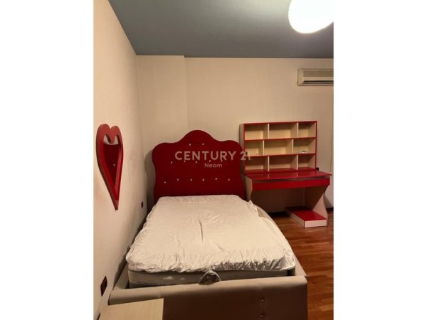 Tirane, jepet me qera apartament 3+1+Ballkon Kati 5, 132 m² 900 € (Komuna e Parisit)