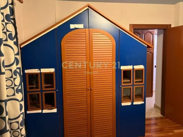 Tirane, jepet me qera apartament 3+1+Ballkon Kati 5, 132 m² 900 € (Komuna e Parisit)