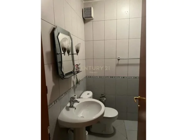 Tirane, jepet me qera apartament 3+1+Ballkon Kati 5, 132 m² 900 € (Komuna e Parisit)