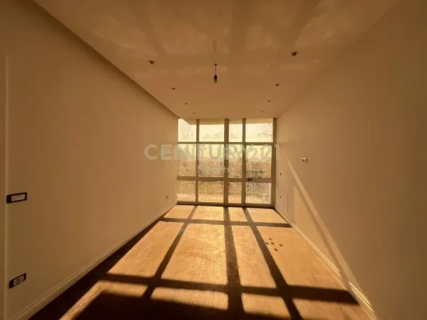 Tirane, jepet me qera zyre Kati 7, 94 m² 950 € (Rruga e Kavajes)