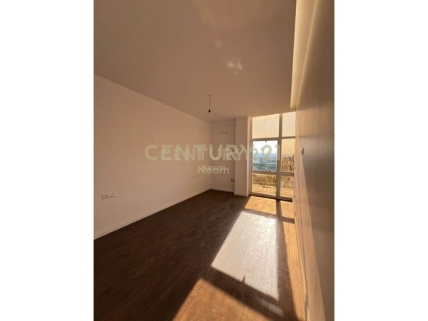 Tirane, jepet me qera zyre Kati 7, 94 m² 950 € (Rruga e Kavajes)