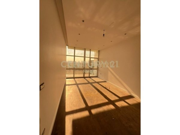 Tirane, jepet me qera zyre Kati 7, 94 m² 950 € (Rruga e Kavajes)