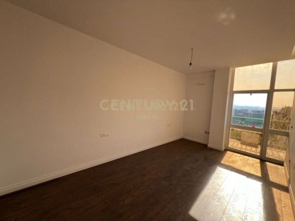 Tirane, jepet me qera zyre Kati 7, 94 m² 950 € (Rruga e Kavajes)