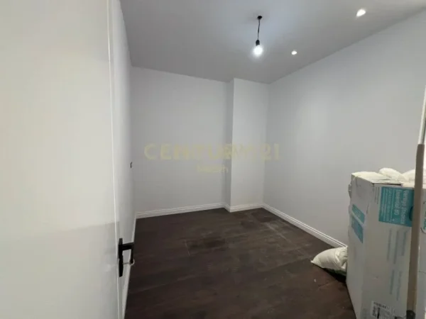 Tirane, jepet me qera zyre Kati 7, 94 m² 950 € (Rruga e Kavajes)