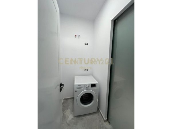 Tirane, jepet me qera zyre Kati 7, 94 m² 950 € (Rruga e Kavajes)