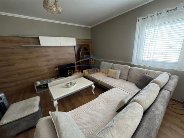 Tirane, jepet me qera apartament 2+1+Ballkon Kati 8, 116 m² 650 € 