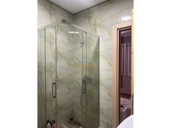 Tirane, jepet me qera apartament 2+1+Ballkon Kati 8, 116 m² 650 € 