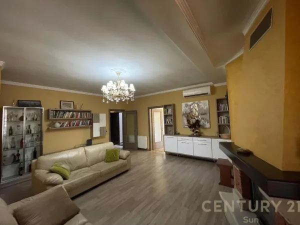 Tirane, jepet me qera apartament+verande | Penthouse 3+1+Ballkon Kati 5, 431 m² 2.500 € (Fresku)