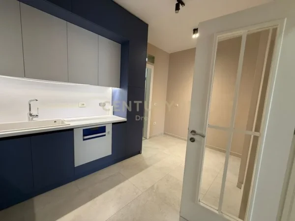 Tirane, jepet me qera apartament 2+1 Kati 4, 90 m² 700 € (Liqeni Thate)