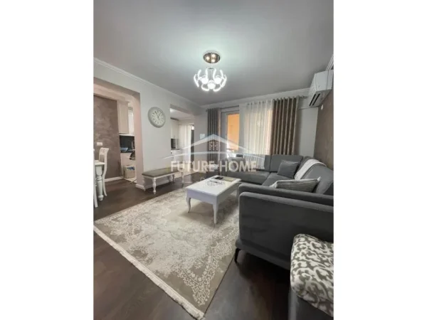 Tirane, jepet me qera apartament 2+1+Ballkon Kati 4, 111 m² 800 € 