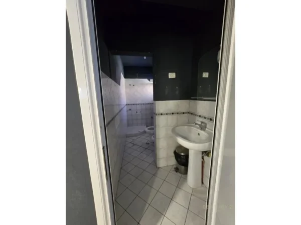 Tirane, jepet me qera ambjent biznesi Kati 0, 180 m² 700 € 