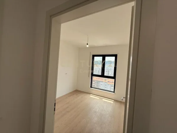 Tirane, jap me qera zyre+POST PARKIMI , 108 m² 800 € (Komuna e Parisit)