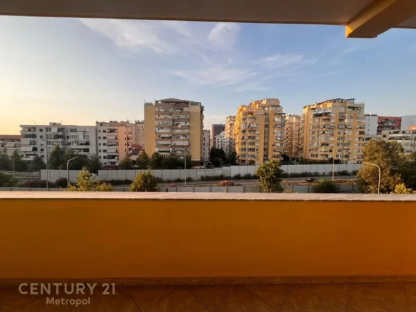 Tirane, jap me qera ambjent biznesi , 500 m² 2.000 € (Selite)