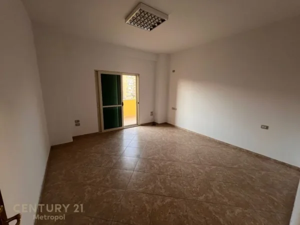 Tirane, jap me qera ambjent biznesi , 500 m² 2.000 € (Selite)