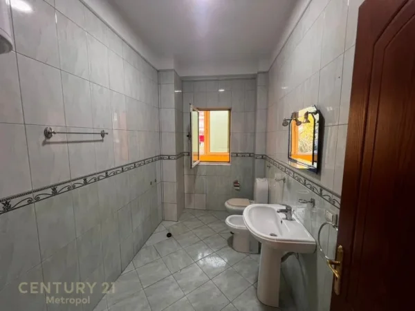 Tirane, jap me qera ambjent biznesi , 500 m² 2.000 € (Selite)