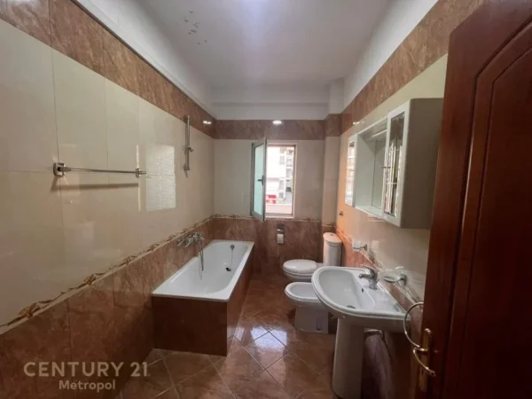 Tirane, jap me qera ambjent biznesi , 500 m² 2.000 € (Selite)