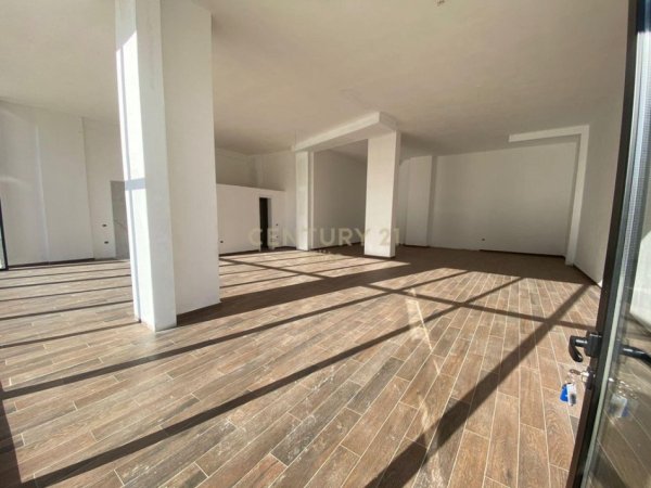 Tirane, shes ambjent biznesi , 210 m² 400.000 € (ish fusha e Aviacionit)