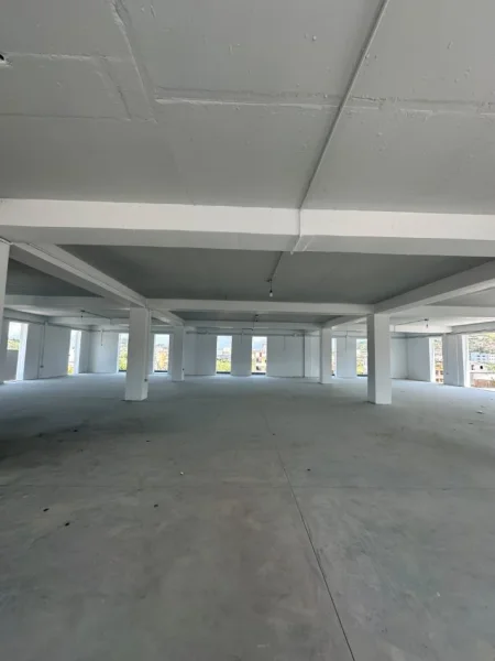 Tirane, jepet me qera magazine Kati 3, 1.500 m² 5.250 € (Prush)