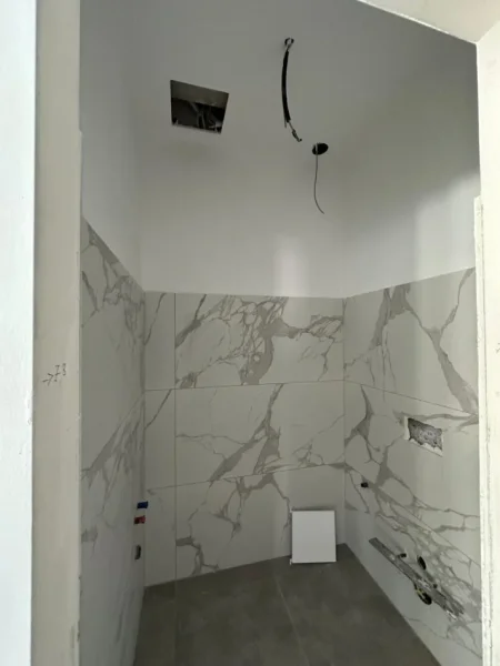 Tirane, jepet me qera magazine Kati 3, 1.500 m² 5.250 € (Prush)