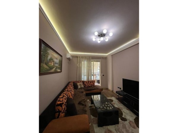 Tirane, jepet me qera 1+1 , 64 m² 350 € (Fresku)