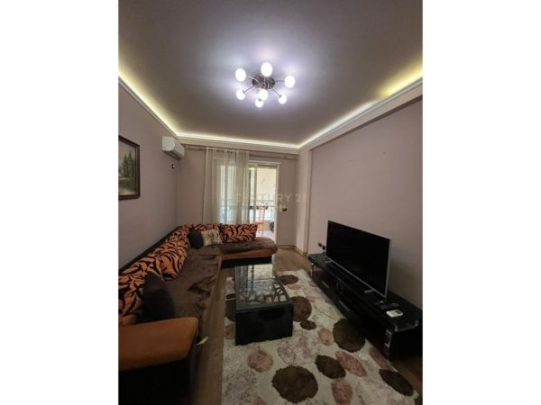 Tirane, jepet me qera 1+1 , 64 m² 350 € (Fresku)