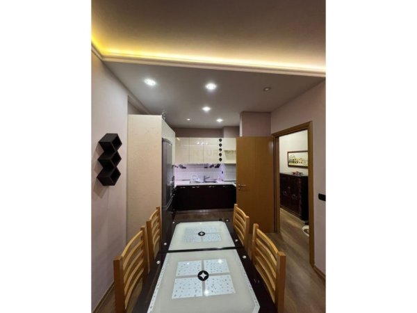 Tirane, jepet me qera 1+1 , 64 m² 350 € (Fresku)