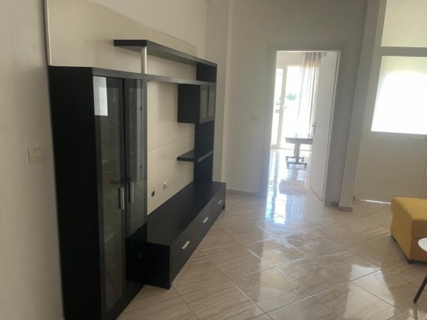 Tirane, jepet me qera apartament 2+1+Ballkon Kati 4, 90 m² 320 € (afer kompleksit fratar)
