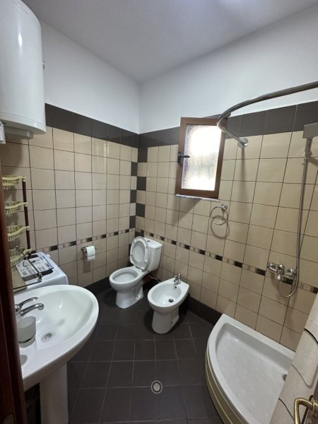 Tirane, jepet me qera shtepi 1+1 Kati 1, 75 m² 400 € (Rruga Jordan Misja)