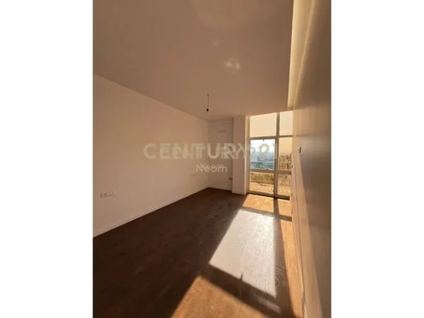 Tirane, jepet me qera Kati 7, 94 m² 950 € (Neom117793)