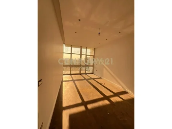 Tirane, jepet me qera Kati 7, 94 m² 950 € (Neom117793)