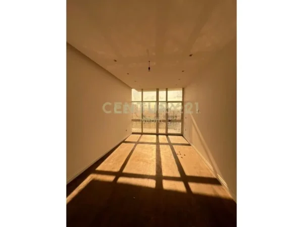 Tirane, jepet me qera Kati 7, 94 m² 950 € (Neom117793)