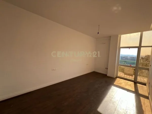 Tirane, jepet me qera Kati 7, 94 m² 950 € (Neom117793)