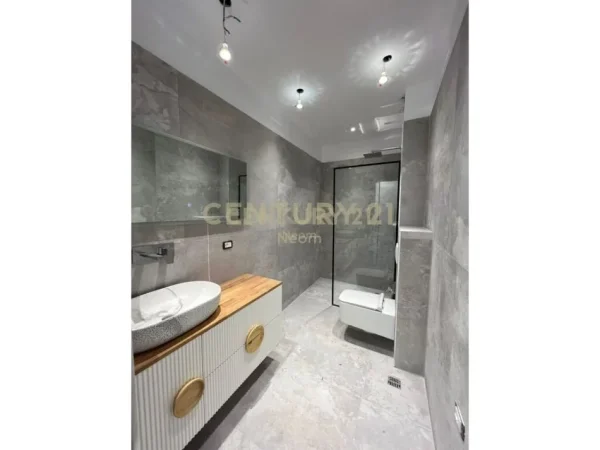 Tirane, jepet me qera Kati 7, 94 m² 950 € (Neom117793)