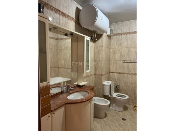 Tirane, jepet me qera apartament 3+1+Aneks+Ballkon Kati 5, 130 m² 900 € (Neom117801)