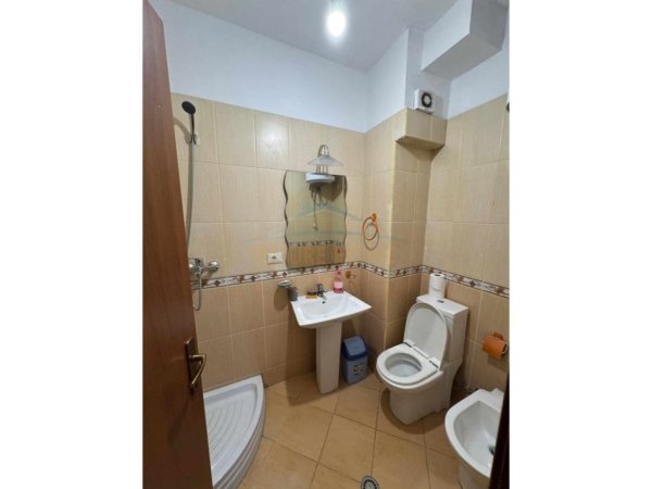 Tirane, jepet me qera apartament 2+1+Ballkon Kati 2, 110 m² 550 € 