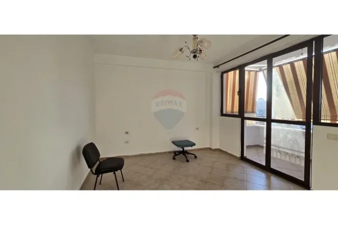 Tirane, jepet me qera apartament 1+1 Kati 2, 450 € (Rruga Budi)