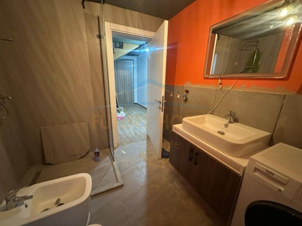 Tirane, jepet me qera apartament duplex 1+1 Kati 1, 105 m² 600 € 