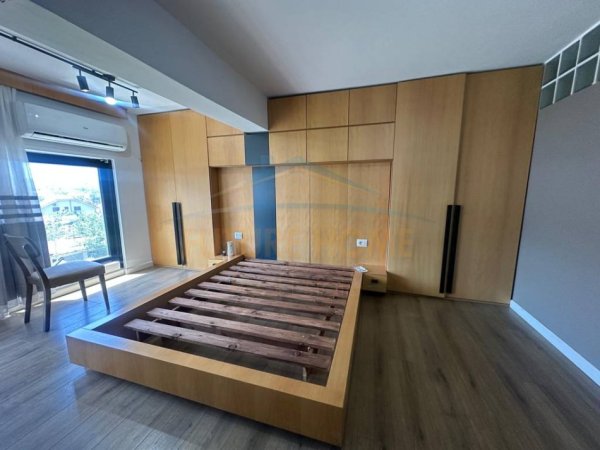 Tirane, jepet me qera apartament duplex 1+1 Kati 1, 105 m² 600 € 