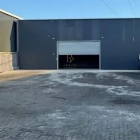 Tirane, jepet me qera magazine Kati 0, 160 m² 1.300 € (Perball QTU)