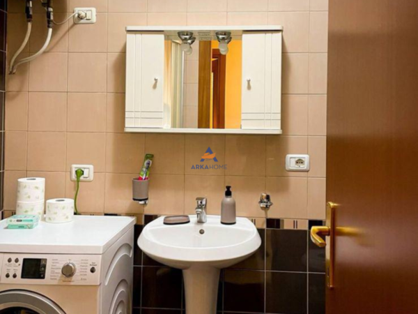 Tirane, jepet me qera 1+1+Ballkon Kati 3, 62 m² 600 € (SELVIA)
