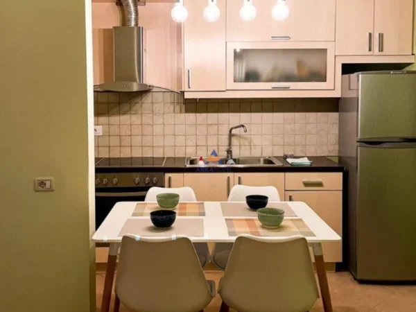 Tirane, jepet me qera 1+1+Ballkon Kati 3, 62 m² 600 € (SELVIA)