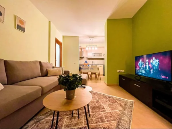 Tirane, jepet me qera 1+1+Ballkon Kati 3, 62 m² 600 € (SELVIA)