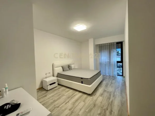 Tirane, jepet me qera apartament 3+1 Kati 2, 129 m² 1.000 € (21 dhjetori)