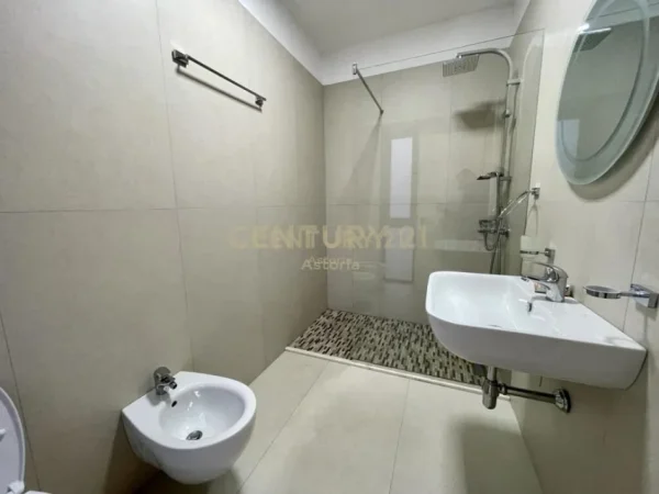 Tirane, jepet me qera apartament 3+1 Kati 2, 129 m² 1.000 € (21 dhjetori)